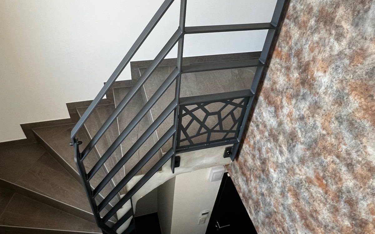 GARDE CORPS SCHULER HIPSHEIM TOLE LEOPARD 1200X750 | RINNERT Comment optimiser un petit espace avec un escalier métallique sur mesure ? Mutzig